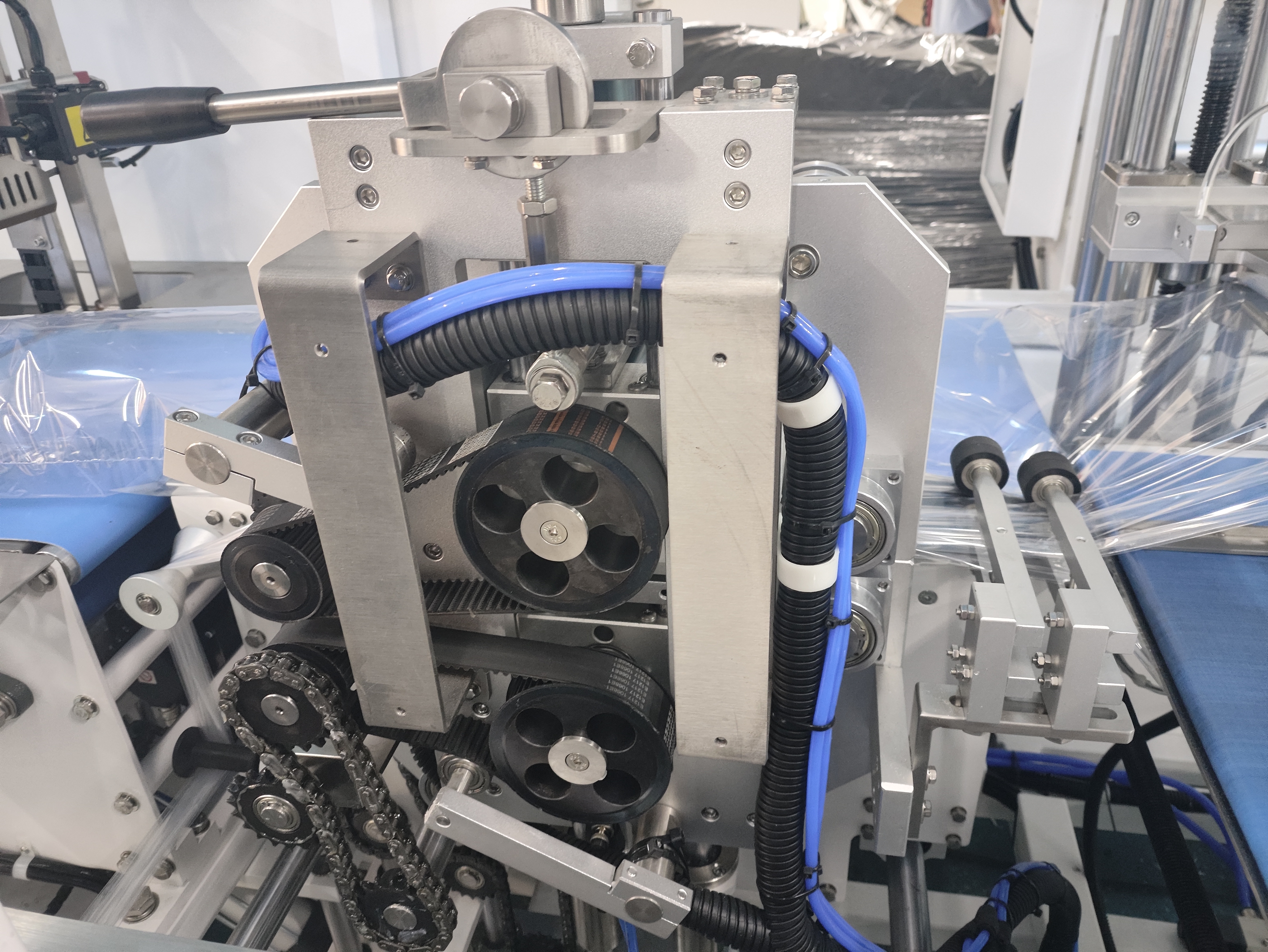 L801 Высокопроизводительная машина для упаковки в термоусадочную пленку Автоматическая высокоскоростная машина для упаковки лапши в стаканчики с термоусадочной пленкой