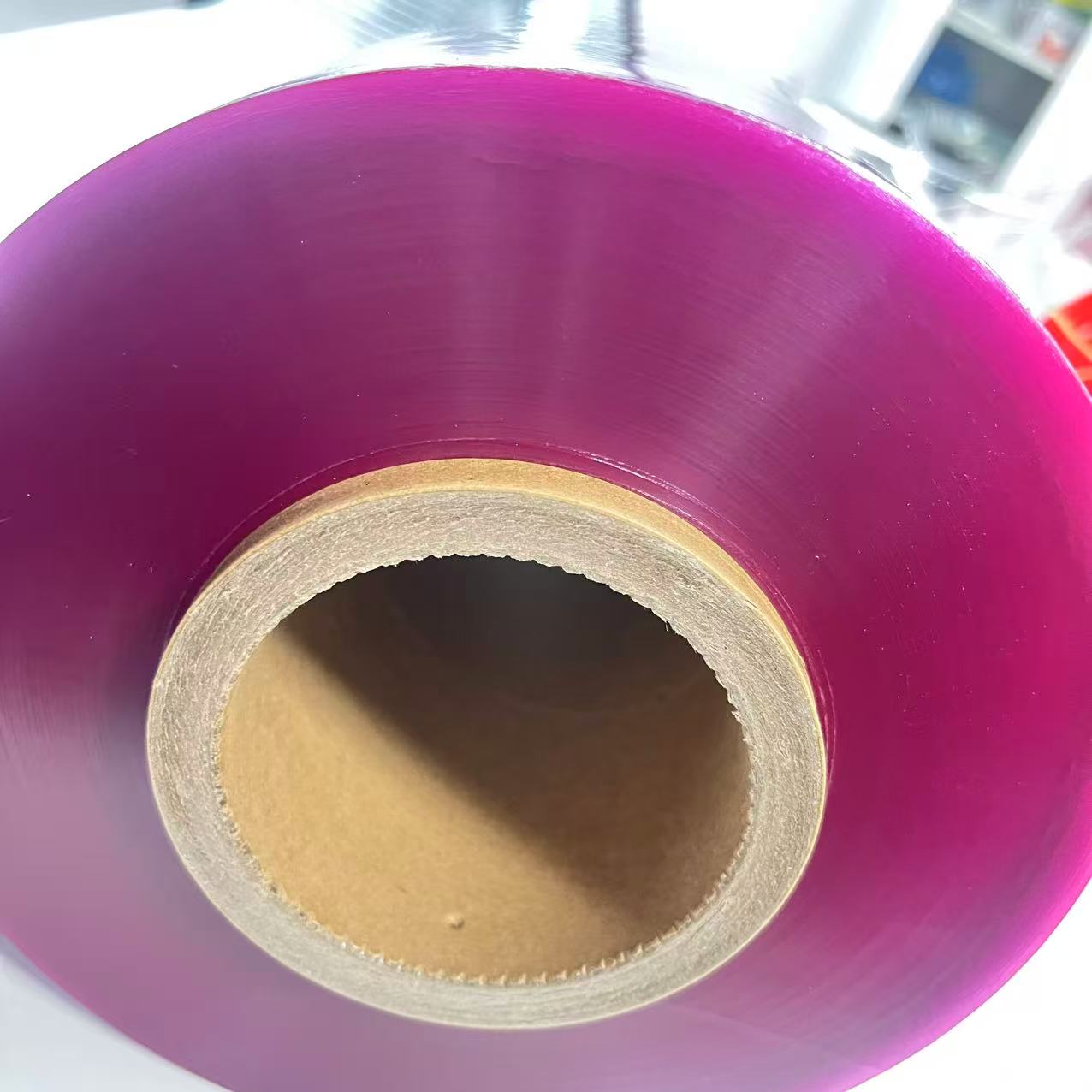 Пищевая пленка фиолетового цвета сохраняет свежесть пластиковой пленки из ПВХ в рулоне для пищевой пленки Jumbo Roll